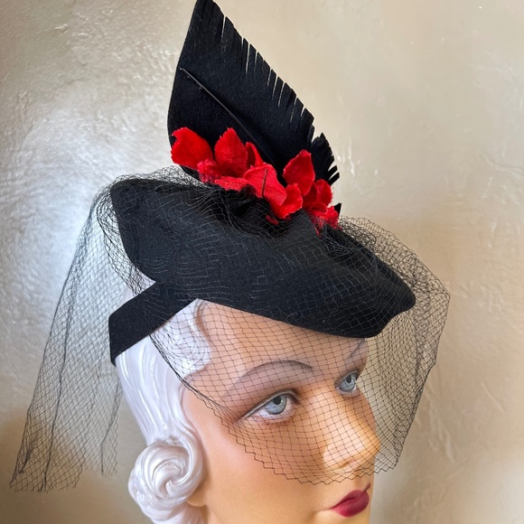 DAZZLING 1940s\' BLACK FELT TILT HAT - FELT \